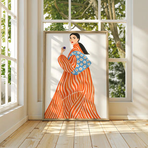 Farverig kvinde illustration plakat – orange stribet kjole med blå blomster taske, moderne fashion kunst