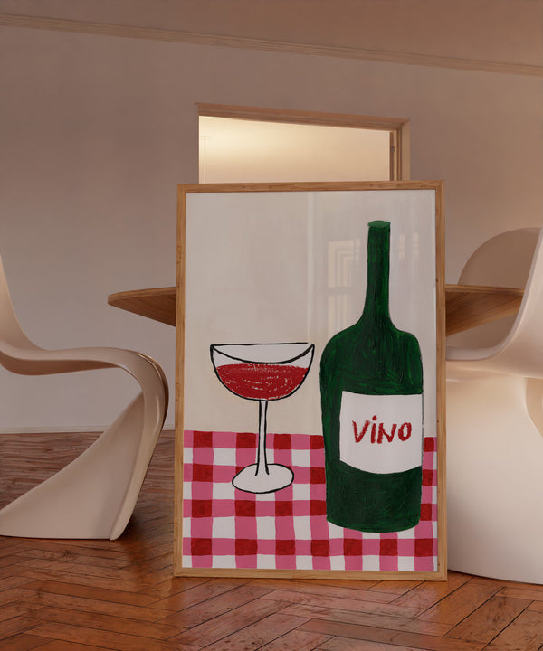 Illustration af rødvin i glas og grøn vinflaske med teksten ‘Vino’ på rød/hvid ternet dug – italiensk vinplakat.