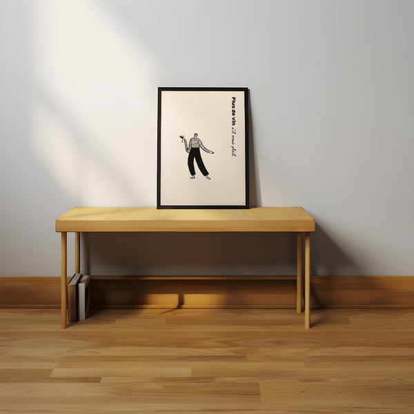 Minimalistisk vinplakat med fransk tekst “Plus de vin s’il vous plaît” og humoristisk illustration af person med vinglas.