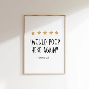 Humor plakat til badeværelset med teksten “Would Poop Here Again” og fem stjerner i et minimalistisk design.