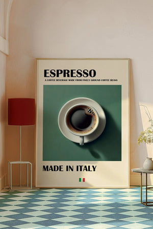 Stilren espresso plakat med kaffekop set ovenfra, grøn baggrund og teksten ‘Made in Italy’.