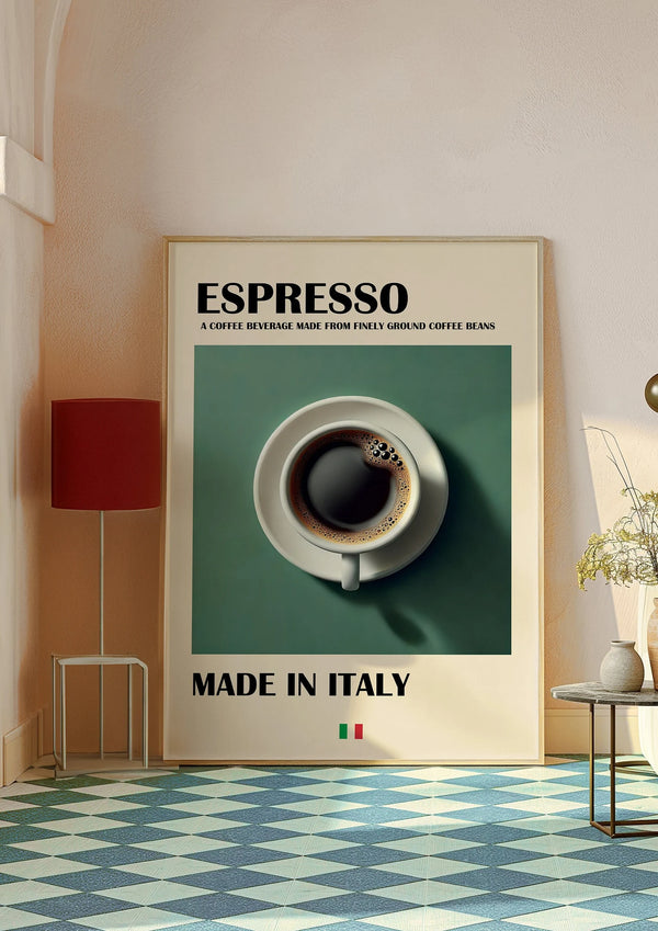 Stilren espresso plakat med kaffekop set ovenfra, grøn baggrund og teksten ‘Made in Italy’.