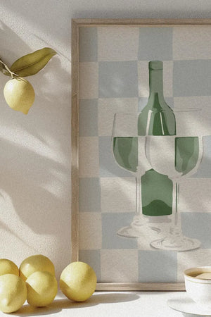 Illustration af grøn vinflaske og to vinglas på lys ternet baggrund – moderne vinplakat til køkken og hjemmebar.