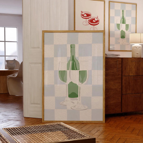 Illustration af grøn vinflaske og to vinglas på lys ternet baggrund – moderne vinplakat til køkken og hjemmebar.