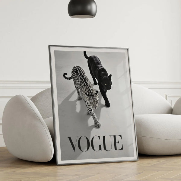 Vogue Panthers – Fashion plakat med to pantere i sort/hvid og Vogue-tekst