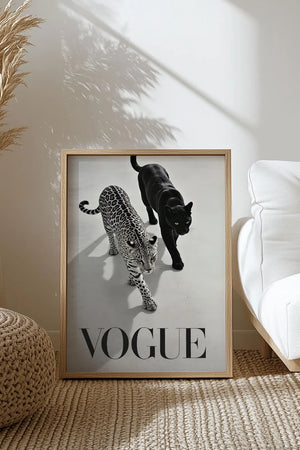 Vogue Panthers – Fashion plakat med to pantere i sort/hvid og Vogue-tekst