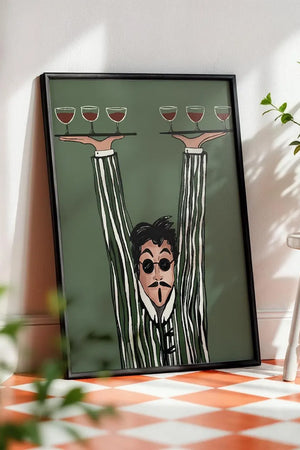 Kunstnerisk plakat af tjener, der balancerer flere vinglas på hænderne mod grøn baggrund – humoristisk vinmotiv.