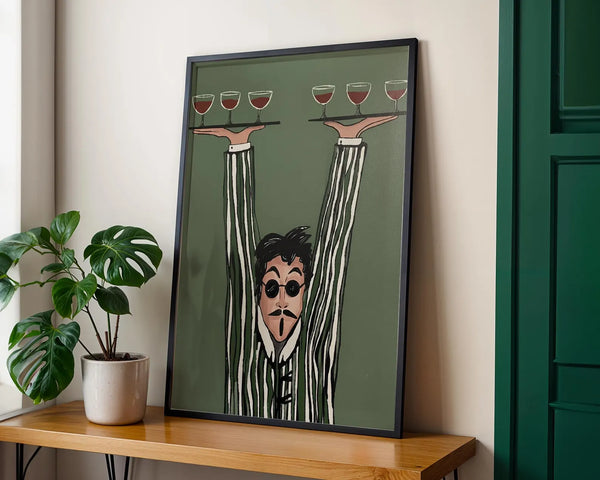 Kunstnerisk plakat af tjener, der balancerer flere vinglas på hænderne mod grøn baggrund – humoristisk vinmotiv.