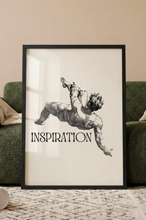 Inspiration plakat med dynamisk figur i sort-hvid grafisk stil i egetræsramme ved sofa