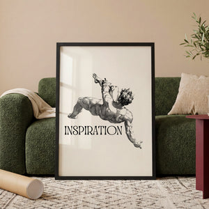 Inspiration plakat med dynamisk figur i sort-hvid grafisk stil i egetræsramme ved sofa