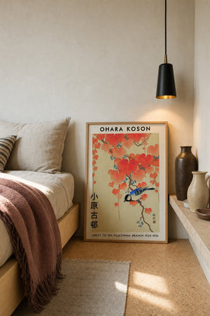 Japansk fugl plakat i lys ramme over kommode i stue
