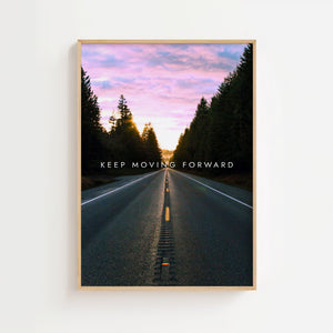 Keep Moving Forward plakat med landevej gennem grantræer i aften- eller morgenlys