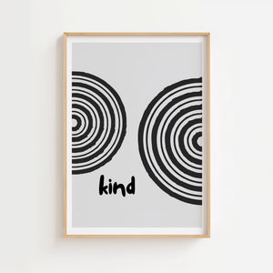 Kind plakat med koncentriske cirkler i sort og hvid