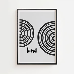 Kind plakat med koncentriske cirkler i sort og hvid, sort ramme