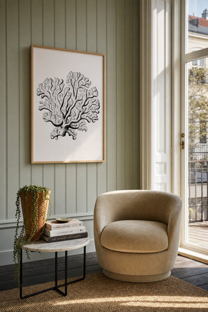 Koral illustration plakat i egetræsramme over sideboard i stue