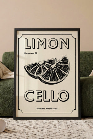 Limoncello citrusskiver plakat med grafisk vintage design i sort og creme i egetræsramme ved sofa
