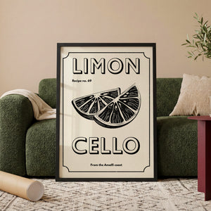 Limoncello citrusskiver plakat med grafisk vintage design i sort og creme i egetræsramme ved sofa