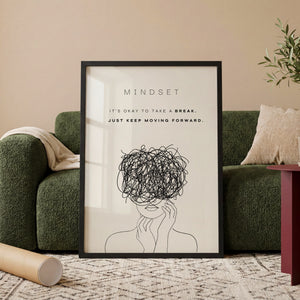 Mindset plakat med line art-figur og kaotiske tankestreger i sort-hvid i egetræsramme ved sofa