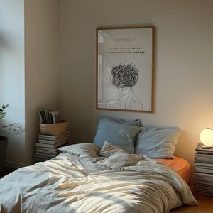 Mindset plakat med line art-figur og kaotiske tankestreger i sort-hvid i egetræsramme over seng