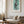 Mynde Moriz Jung plakat i sort ramme over skrivebord i stue