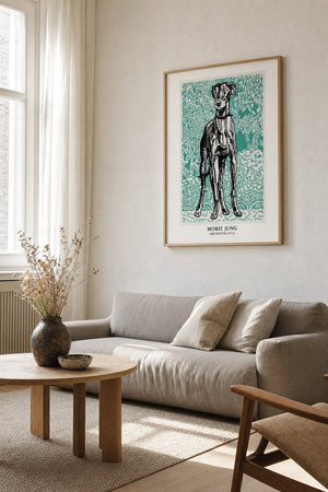 Mynde Moriz Jung plakat i sort ramme over skrivebord i stue