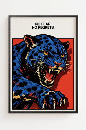 No Fear No Regrets plakat med blå panter i grafisk stil mod rød baggrund, sort ramme