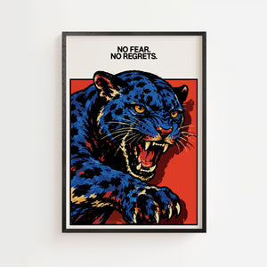 No Fear No Regrets plakat med blå panter i grafisk stil mod rød baggrund, sort ramme