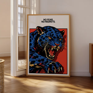 No Fear No Regrets plakat i egetræsramme på gulv ved vindue