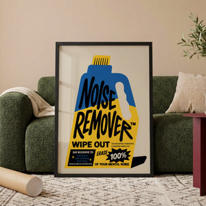 Noise Remover budskabsplakat med grafisk rengøringsflaske i blåt og gult i egetræsramme ved sofa
