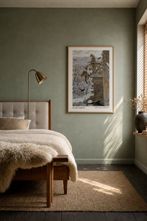Notre Dame gargoyles plakat i sort ramme over sideboard i stue