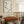 Organiske linjer plakat i sort ramme over sideboard i stue