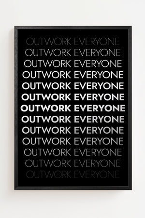 Outwork Everyone plakat med gentaget hvid tekst i varierende tykkelser på sort baggrund, sort ramme