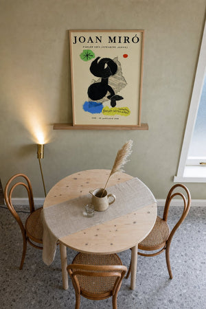Parler Seul Joan Miró plakat i lys ramme ved læsekrog i kontor