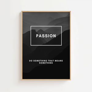 Passion bjerglandskab plakat med hvid typografi mod gråsorte bjerge