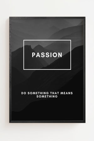 Passion bjerglandskab plakat med hvid typografi mod gråsorte bjerge, sort ramme