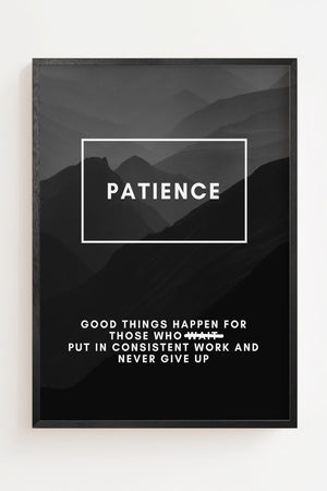 Patience plakat med bjerglandskab i gråtoner og motiverende tekst, sort ramme