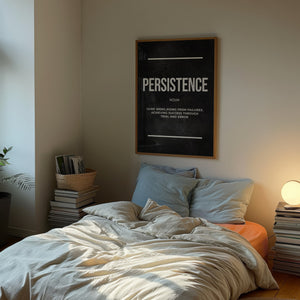 Persistence definition plakat med typografi i hvidt på mørk baggrund i egetræsramme over seng