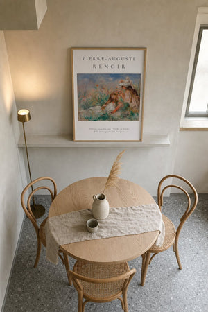Piger i Engblomster Renoir plakat i lys ramme over seng i soveværelse