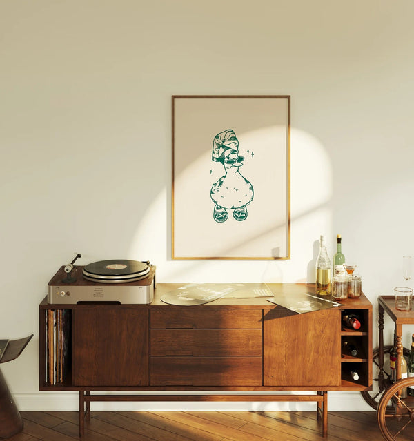 Plakat med sjov illustration af badeand iført klipklapper – perfekt til badeværelset eller gæstetoilettet med et humoristisk twist.