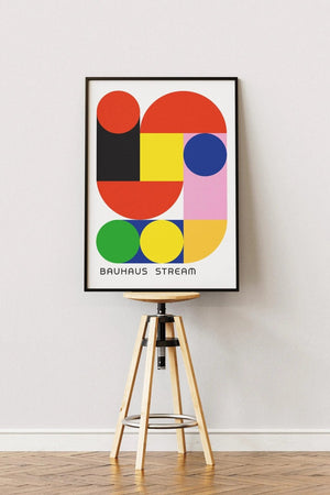 Få et kunstnerisk udtryk med vores "Bauhaus Red Stream" plakat. Denne unikke plakat kombinerer Bauhaus-stil med moderne flair. Tilføj et rødt strejf af stil til dit hjem i dag