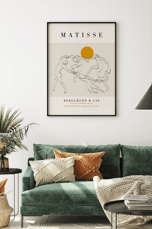 Matisse plakat med dansende figurer i sort streg på beige baggrund og gylden cirkel.
