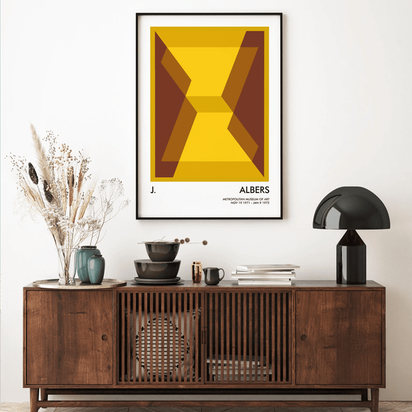 Josef Albers plakat med geometrisk mønster i gule og brune farver – moderne grafisk kunstværk.

