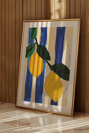 Plakat med abstrakte citroner og blå-hvide striber – moderne kunstplakat med italiensk sommerstemning.

