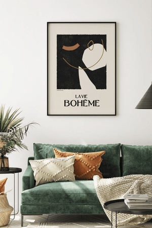 La Vie Bohème plakat med sort baggrund og abstrakt linjetegning inspireret af Galerie Maeght, hængende i moderne stu