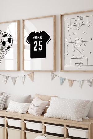 Find den perfekte fodboldplakat til dit hjem. Udforsk unikke fodbold- og sportsplakater, der tilføjer energi og stil til din vægindretning. Køb nu! 