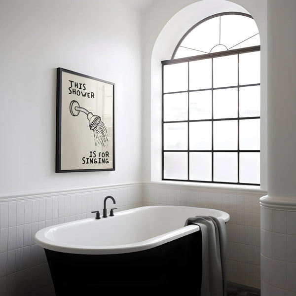 Humoristisk badeværelsesplakat med teksten "This Shower Is For Singing" i moderne typografi – perfekt til sangglade hjem