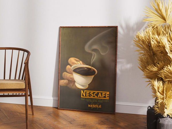 Vintage plakat med Nescafé reklame – retro kaffekop og dampsky i brun og gylden farveskala
