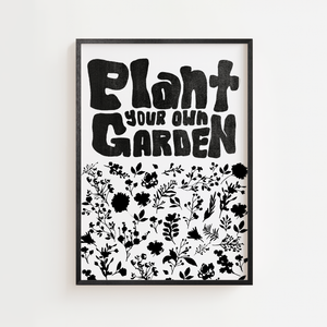 Plant Your Own Garden plakat med sort tekst og botaniske silhuetter på hvid baggrund, sort ramme
