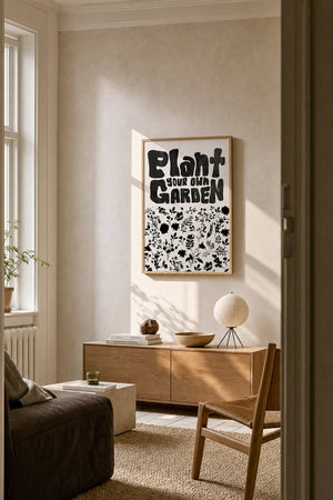Plant Your Own Garden plakat i sort ramme over skrivebord i soveværelse