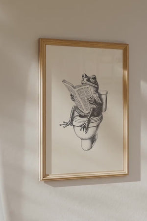 Humor plakat til badeværelset med illustration af en frø, der sidder på toilettet og læser avis i sort-hvid stil.